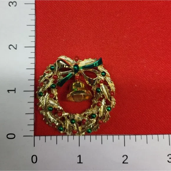 Christmas Pins/ Brooch Set of 2 Christmas Sleigh & Wreath Pin - Picture 8 of 10